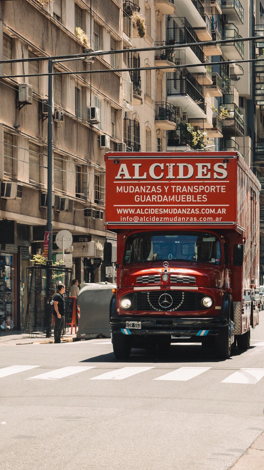 Camion de déménagement rouge en ville