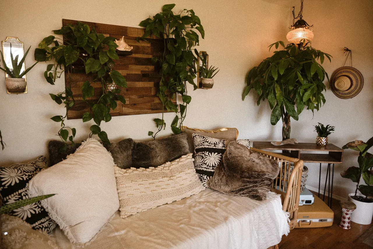 plants-around-sofa-inspiration Living room sofa surrounded by lush green indoor plants
