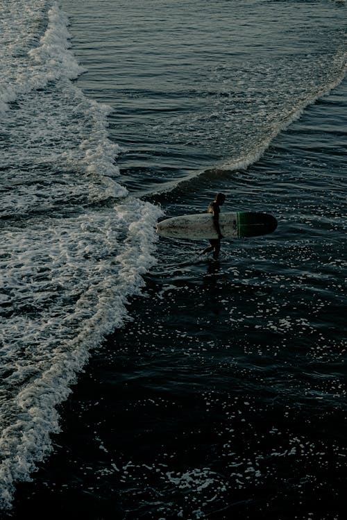 Foto De Homem Carregando Prancha De Surfe