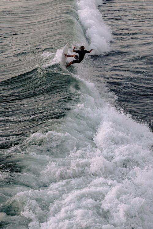 Gratis Foto De Persona Surfeando En El Mar Foto de stock