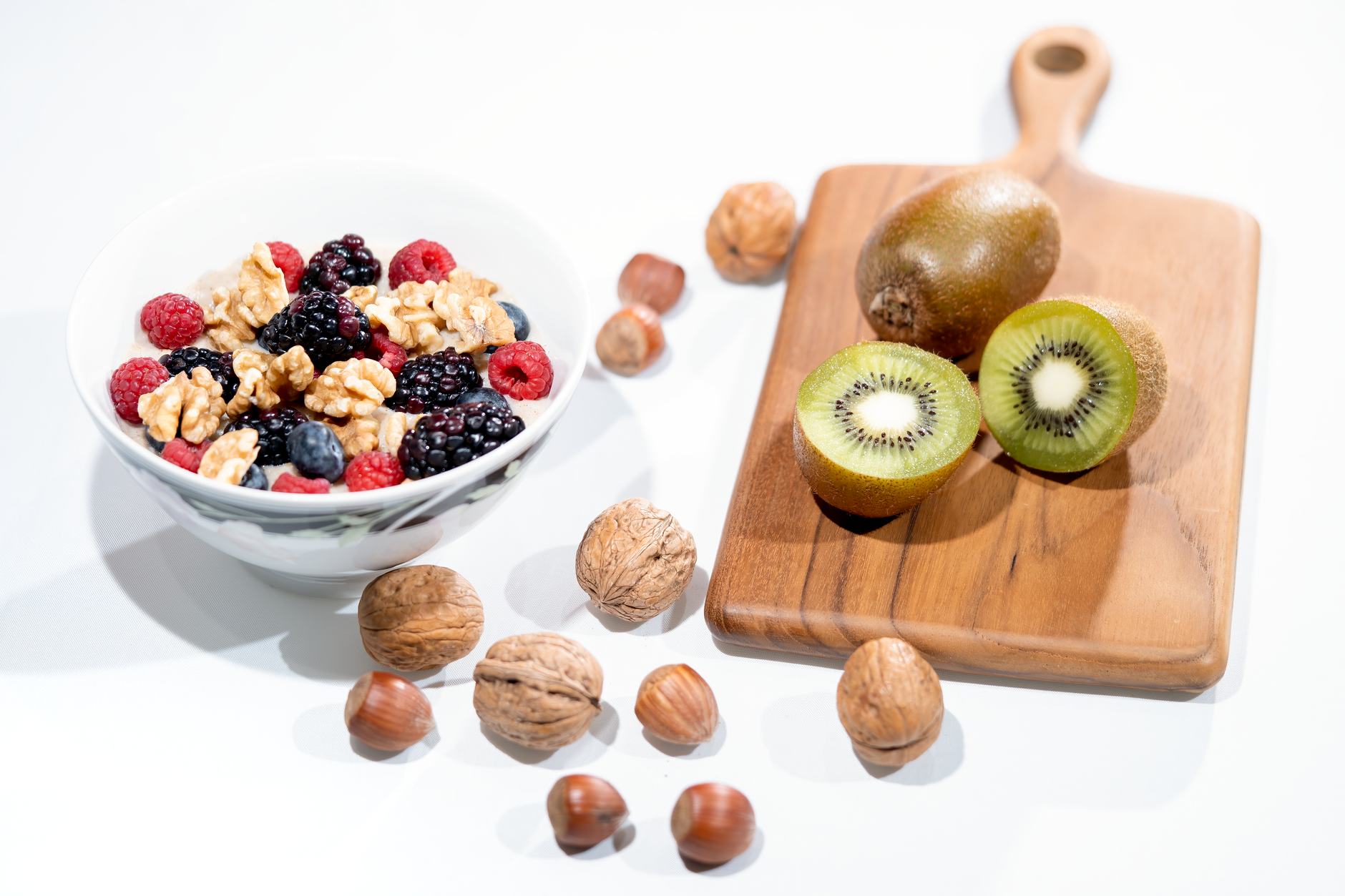 https://www.pexels.com/photo/healthy-breakfast-bowl-with-mixed-berries-and-nuts-29596457/