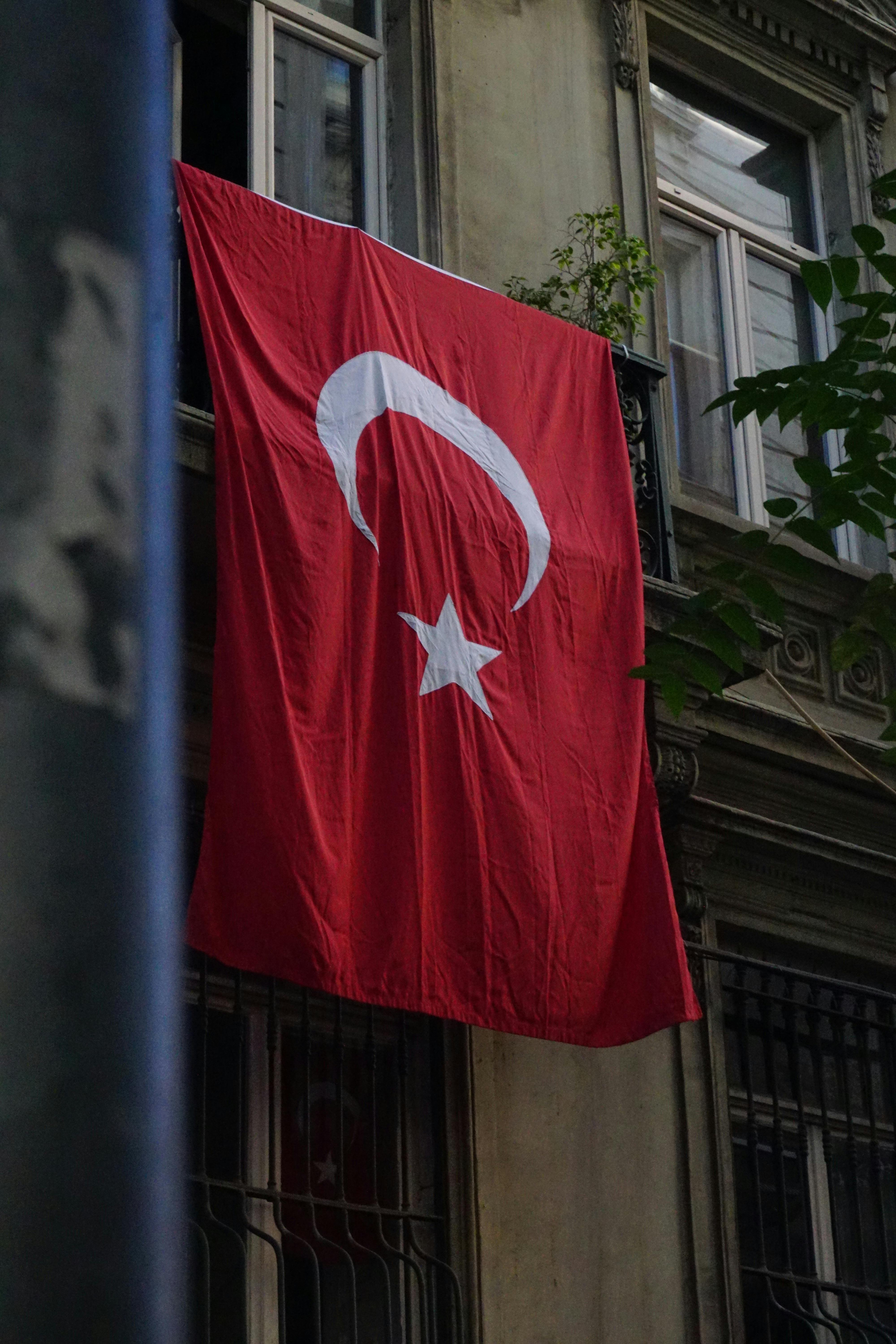 Şehir Meydanında Türk Bayrağı · Ücretsiz Stok Fotoğraf