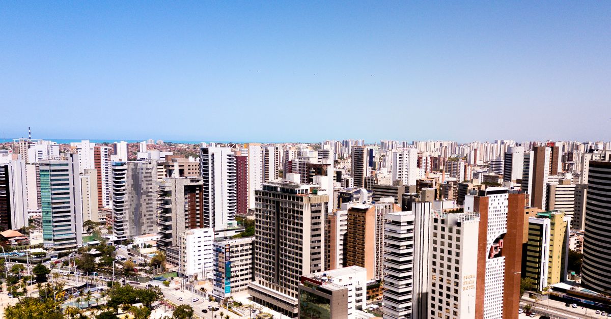 Vista aérea do skyline de Fortaleza com arranha-céus modernos sob céu azul, Ceará, Brasil