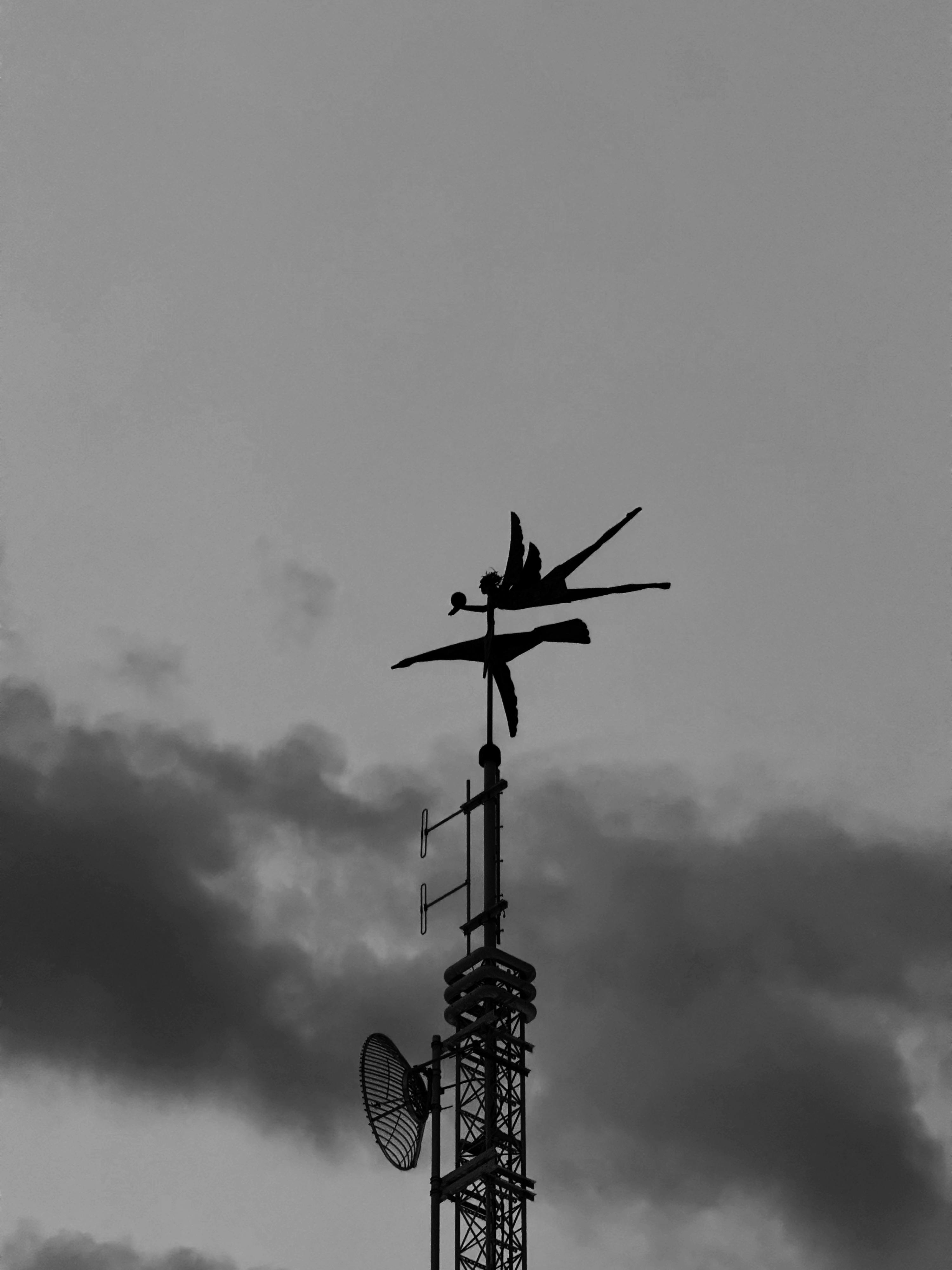 Kostnadsfria Silhuett av ett metalltorn med antenner mot en dramatisk molnig himmel. Stock foto