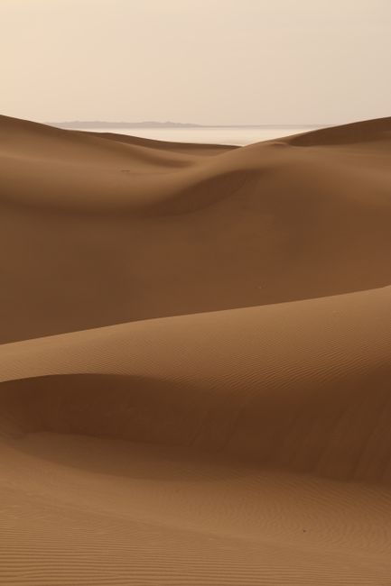 Serene view of golden sand dunes in Kashan, Iran, capturing natural beauty.