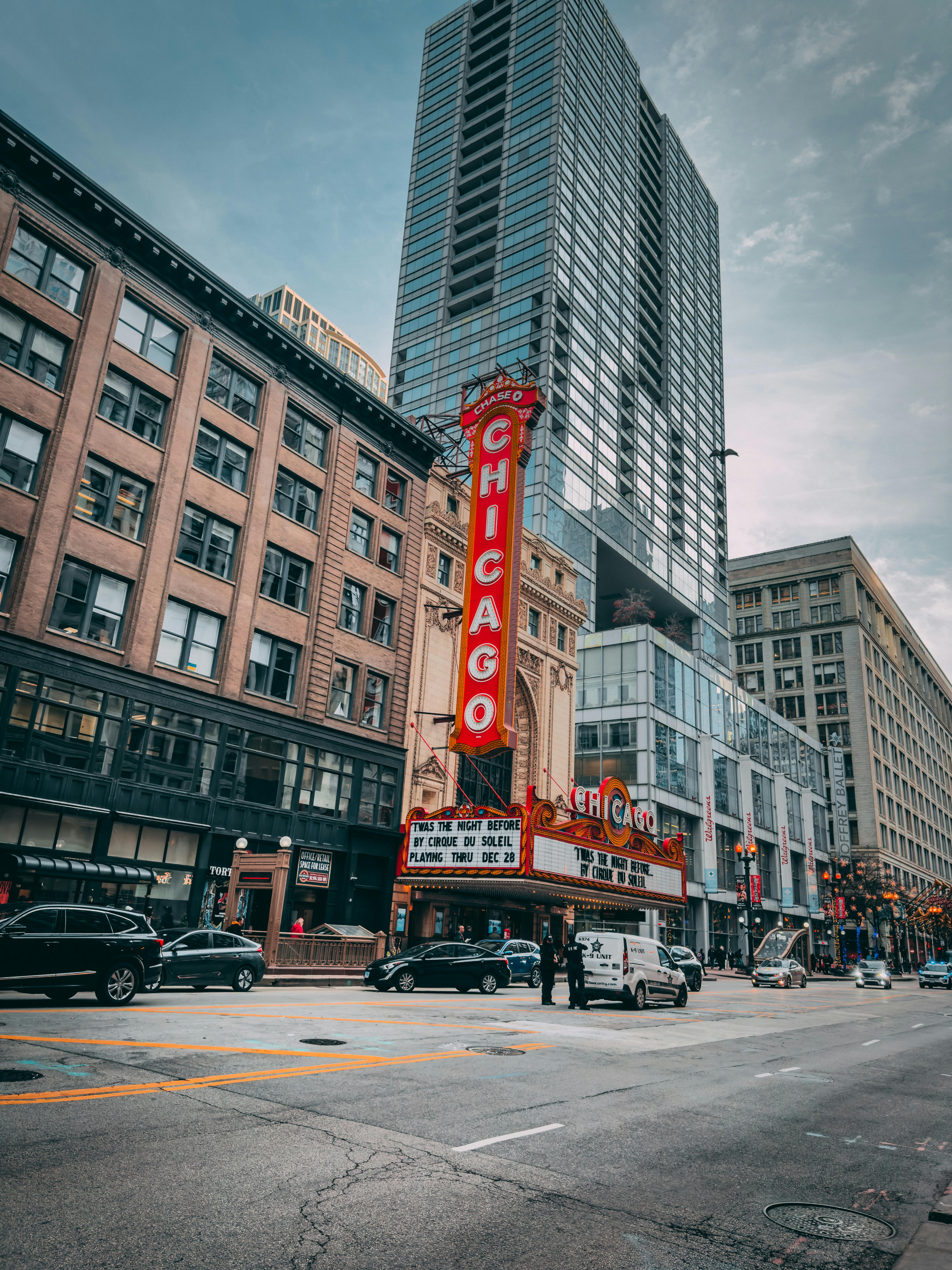 Gratuit Théâtre emblématique de Chicago avec signalisation classique et horizon de la ville en vue. Photos