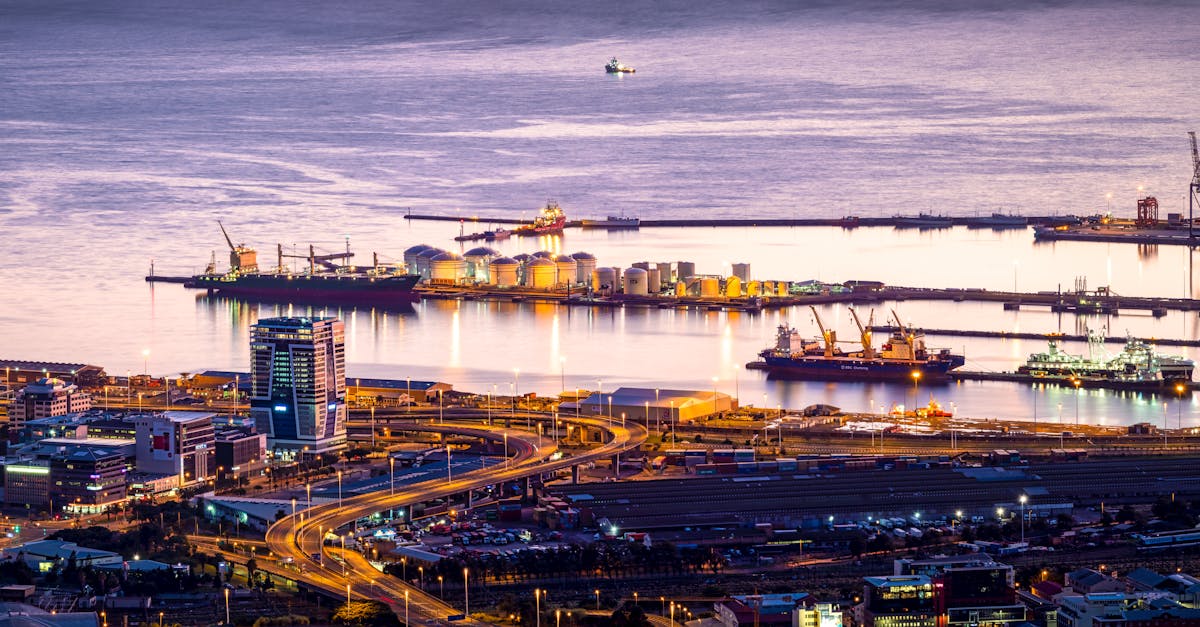 國際:白宮宣布下周起暫停對中國船隻收取港口費