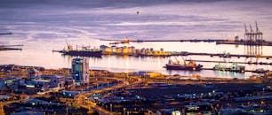 黄昏时分，开普敦繁华港口的鸟瞰图令人惊叹，周围环绕着船只和海滨建筑