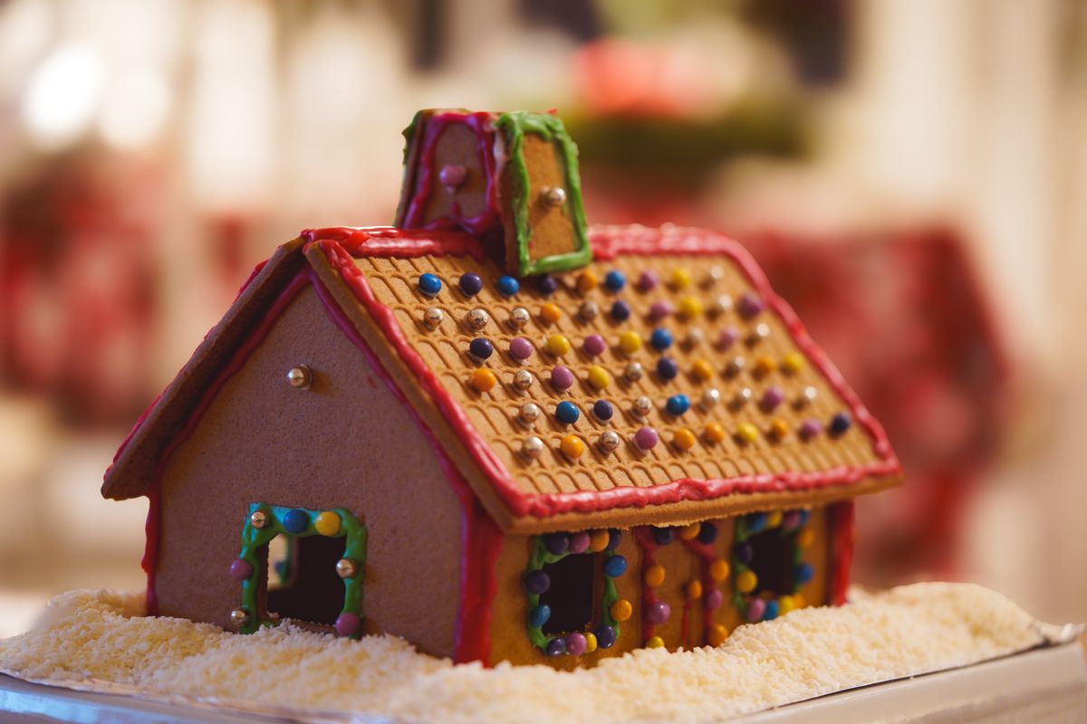 Gingerbread house centerpiece on a snowy base
