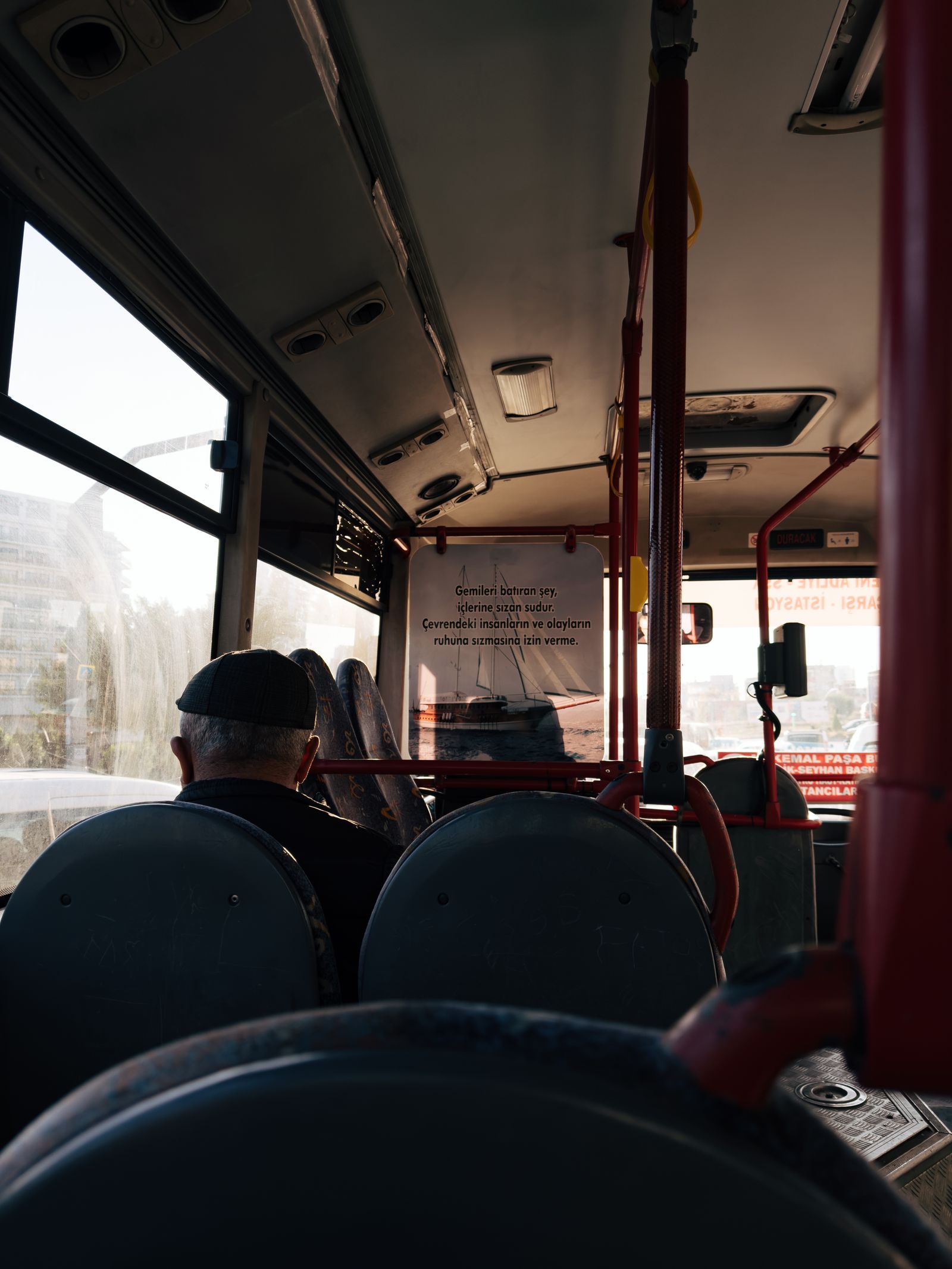 Fahrgäste in einem Linienbus