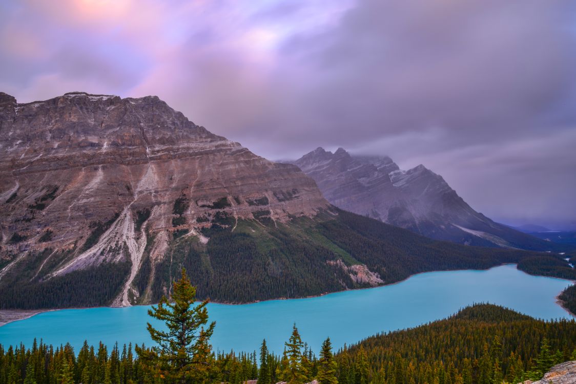 Stunning Sunrise Over Peyto Lake in Banff National Park · Free Stock Photo
