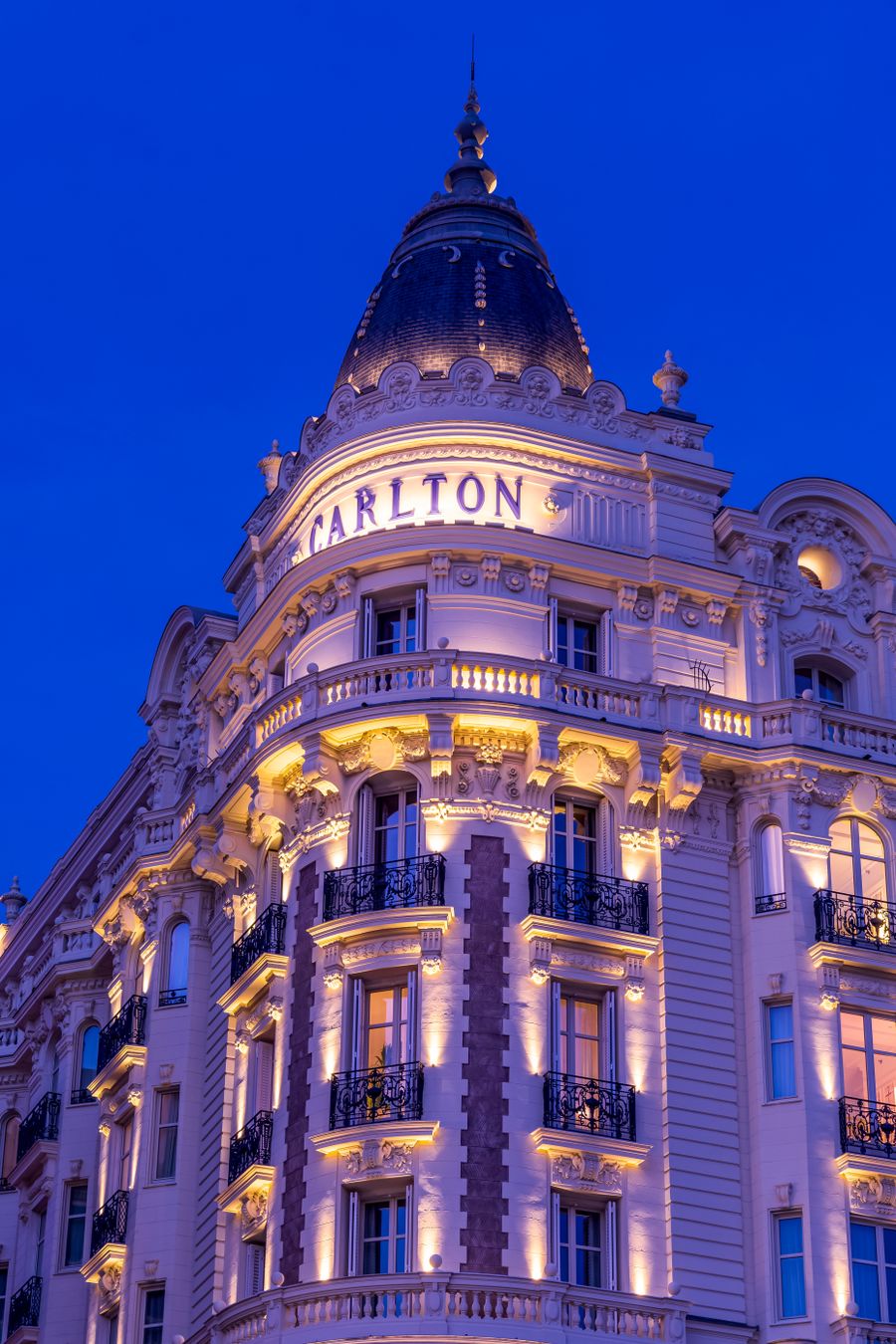 Hôtel Carlton illuminé à Cannes