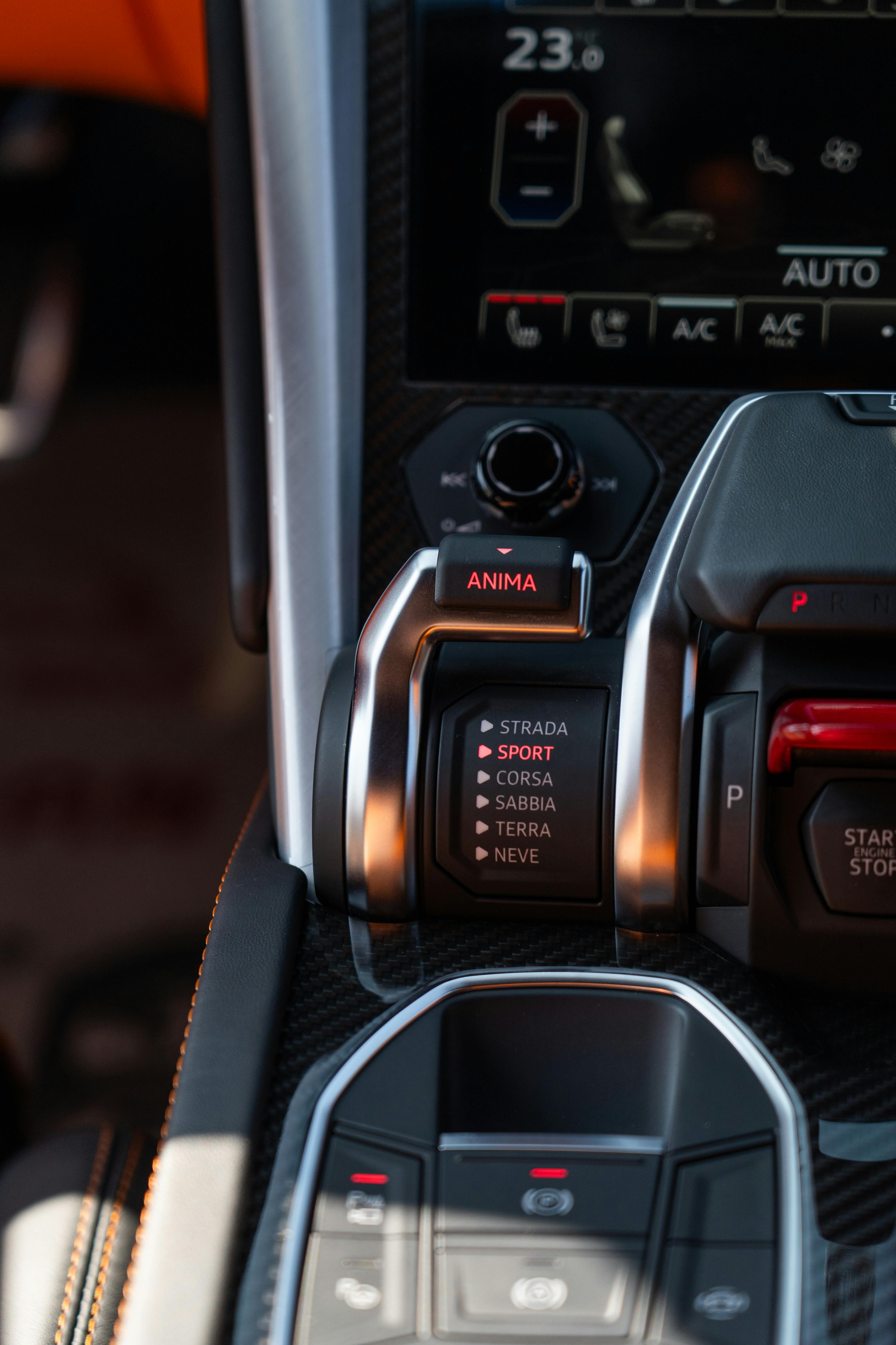 De franc Primer pla de l'interior d'un Lamborghini Urus que mostra els controls de marxa i elements de disseny de luxe. Foto d'estoc