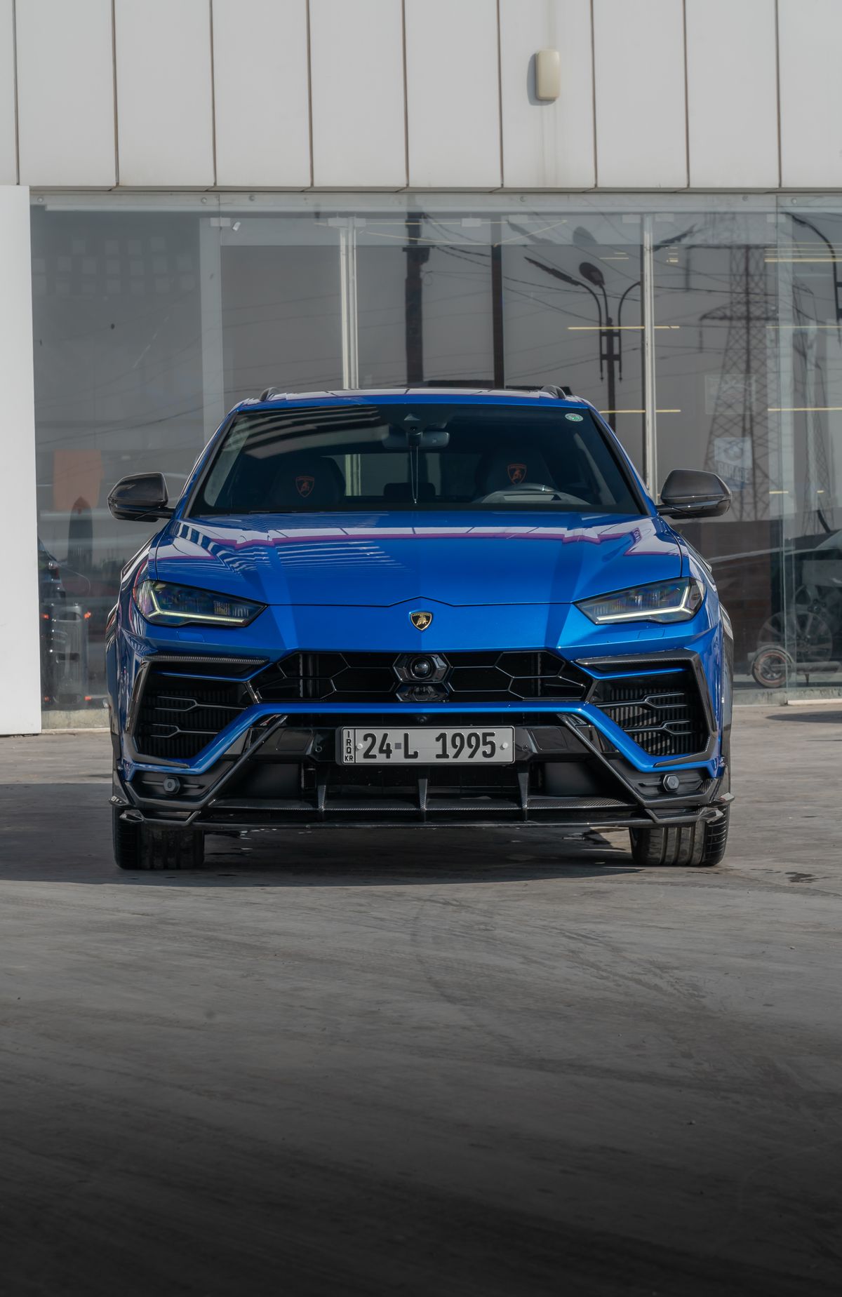 Lamborghini Urus bleue vue de face lors d'une présentation automobile