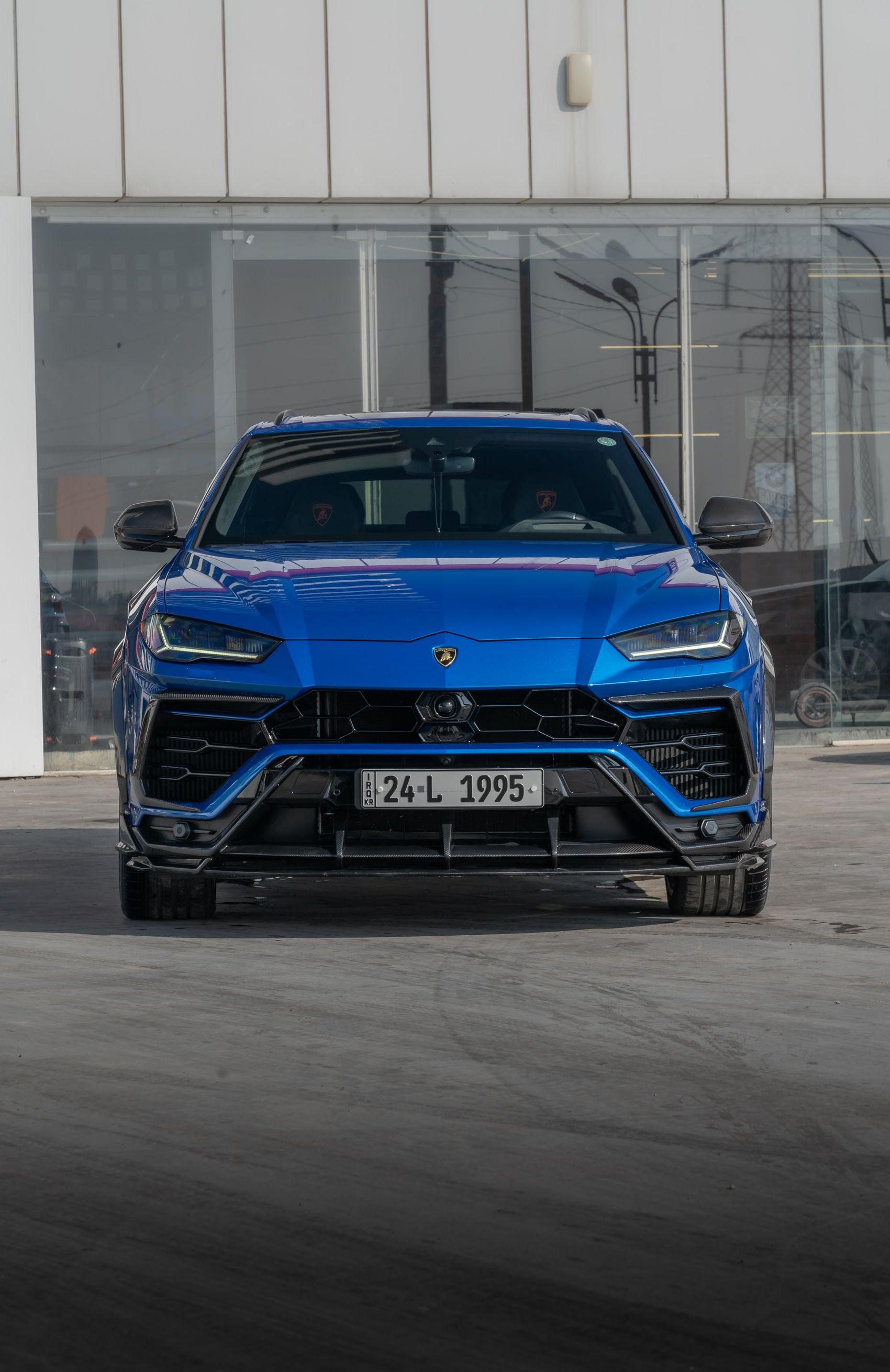 Lamborghini Urus bleue pour illustrer un lancement automobile premium
