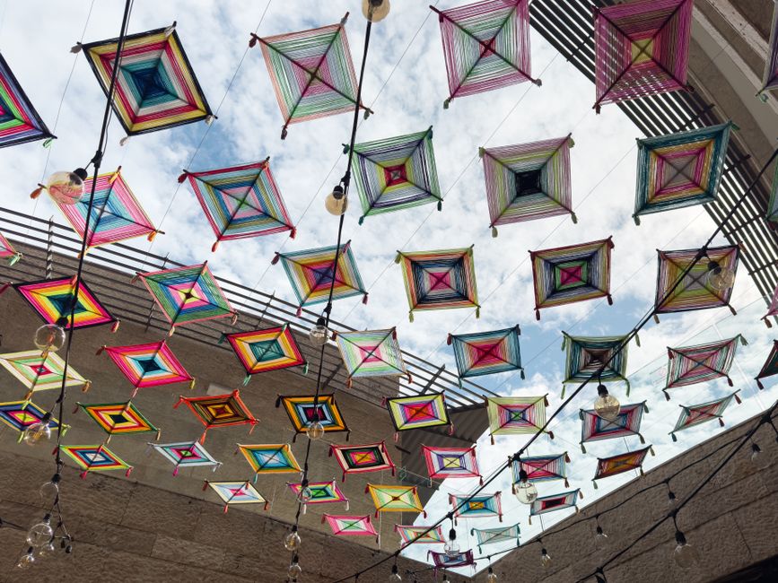 Kleurrijk plafond met geometrische patronen. Kleurrijk plafond met geometrische patronen.