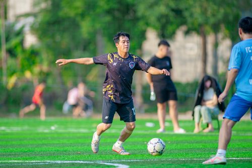 Free Soccer match with diverse players in a Hà Nội park, showcasing teamwork. Stock Photo