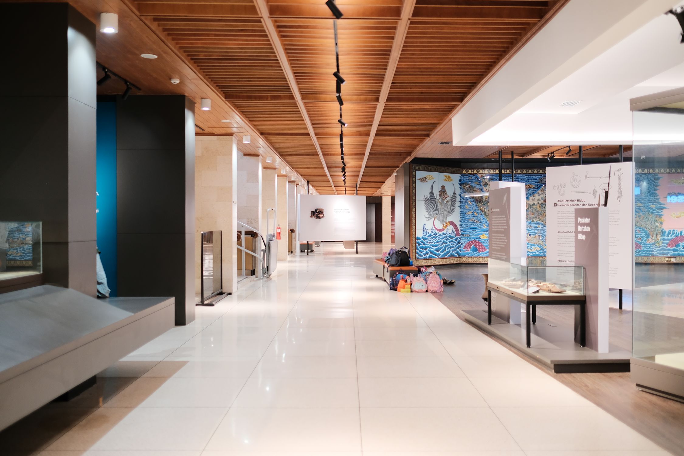 Spacious Modern Museum Interior with Exhibits · Free Stock Photo