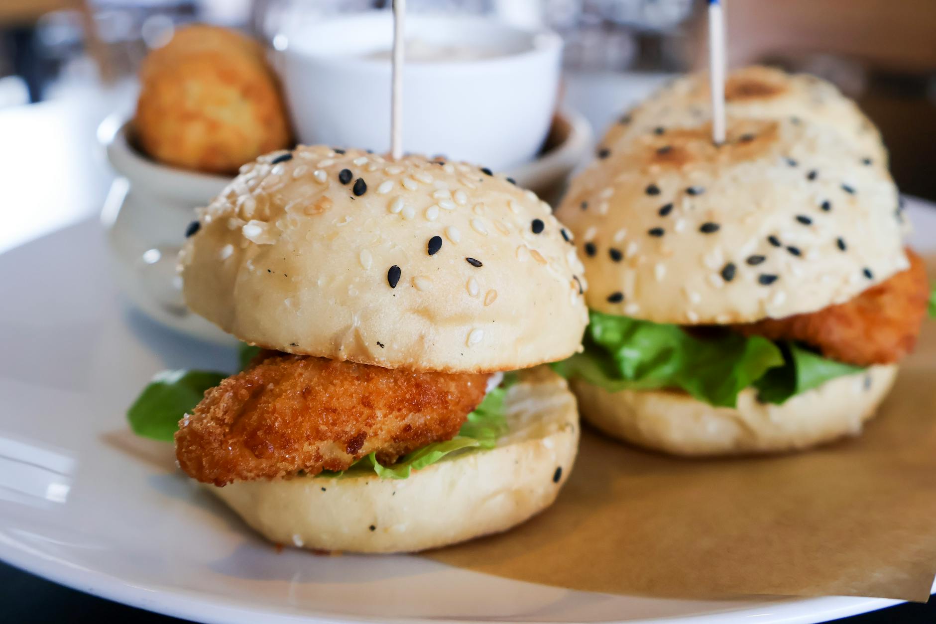 https://www.pexels.com/photo/delicious-crispy-chicken-sliders-on-sesame-buns-29608928/