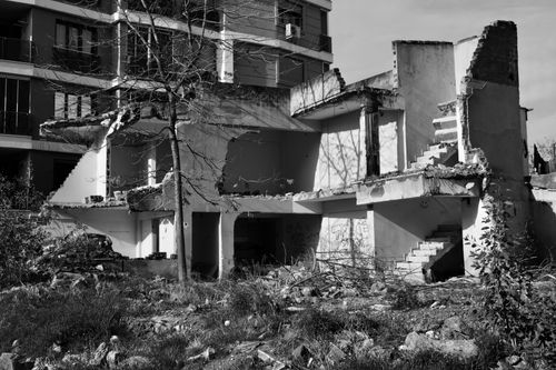 Free Black and white photo of a partially destroyed building in Izmir, Türkiye. Stock Photo