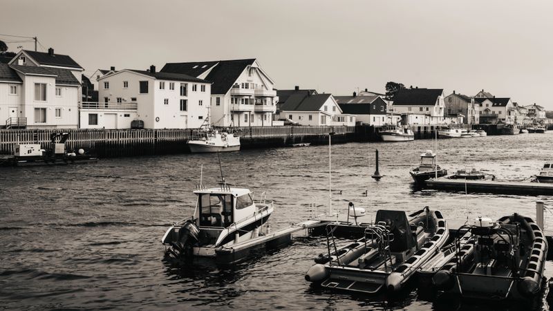 Bărci ancorate în portul din Henningsvær, Lofoten