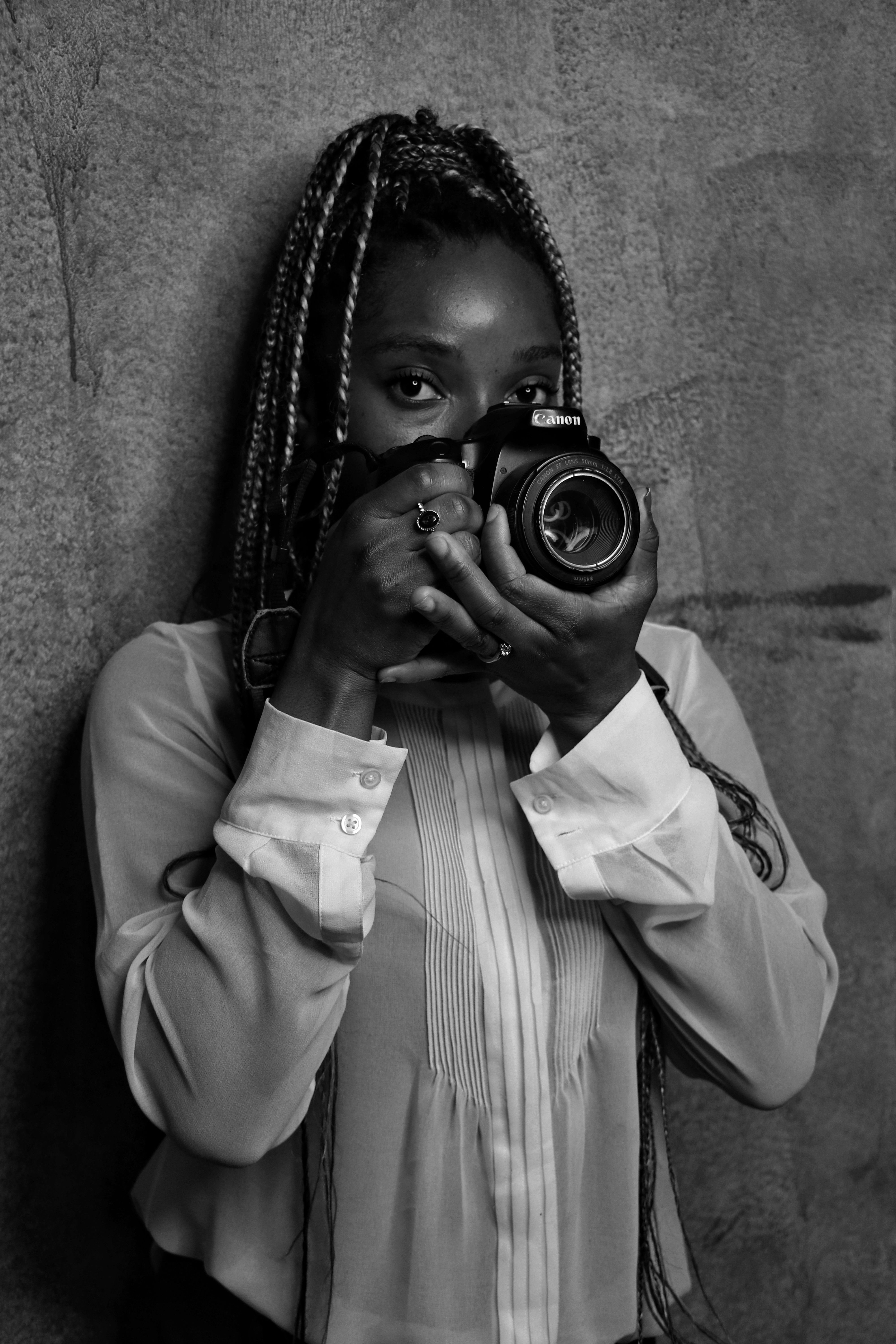 Retrato En Blanco Y Negro De Una Fotógrafa · Foto de stock gratuita