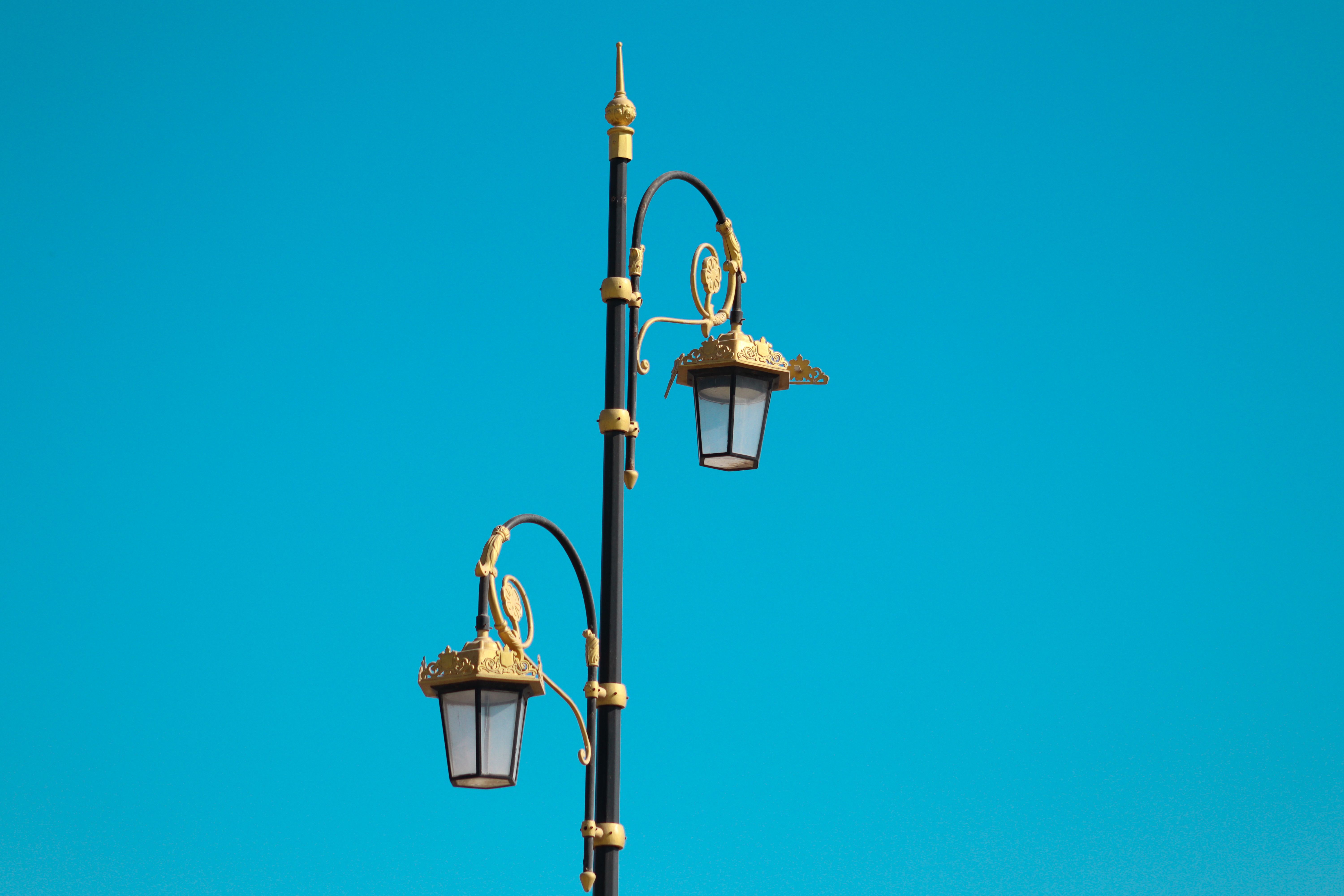 Le Secret des Lampes qui s’Allument Seules dans le Manoir des Lumières Fantômes : Quand les Flammes 