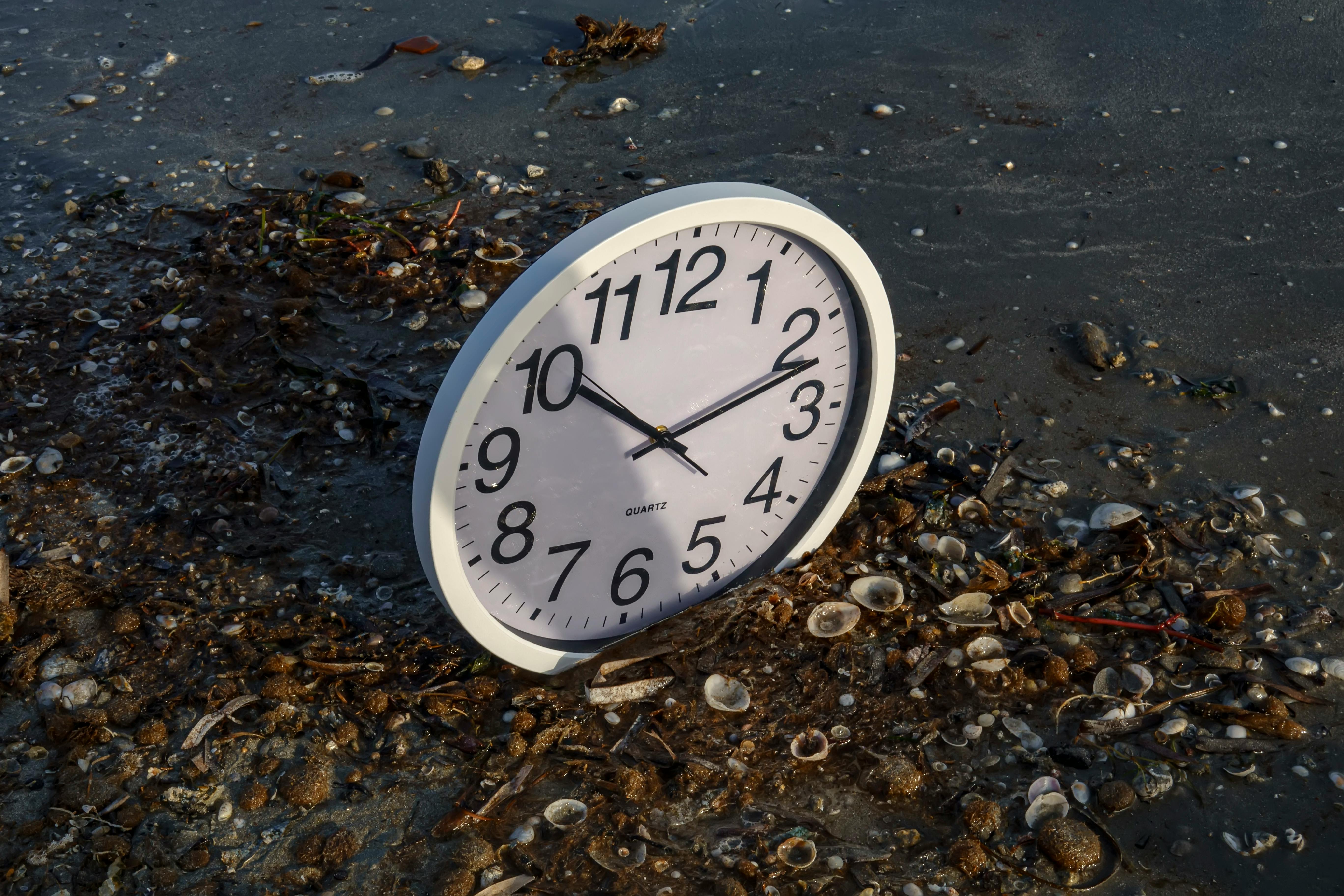 Rüya ve zaman kavramını simgeleyen, gerçeküstü eriyen saatler ve kum saati illüstrasyonu içeren mistik bir atmosfer.