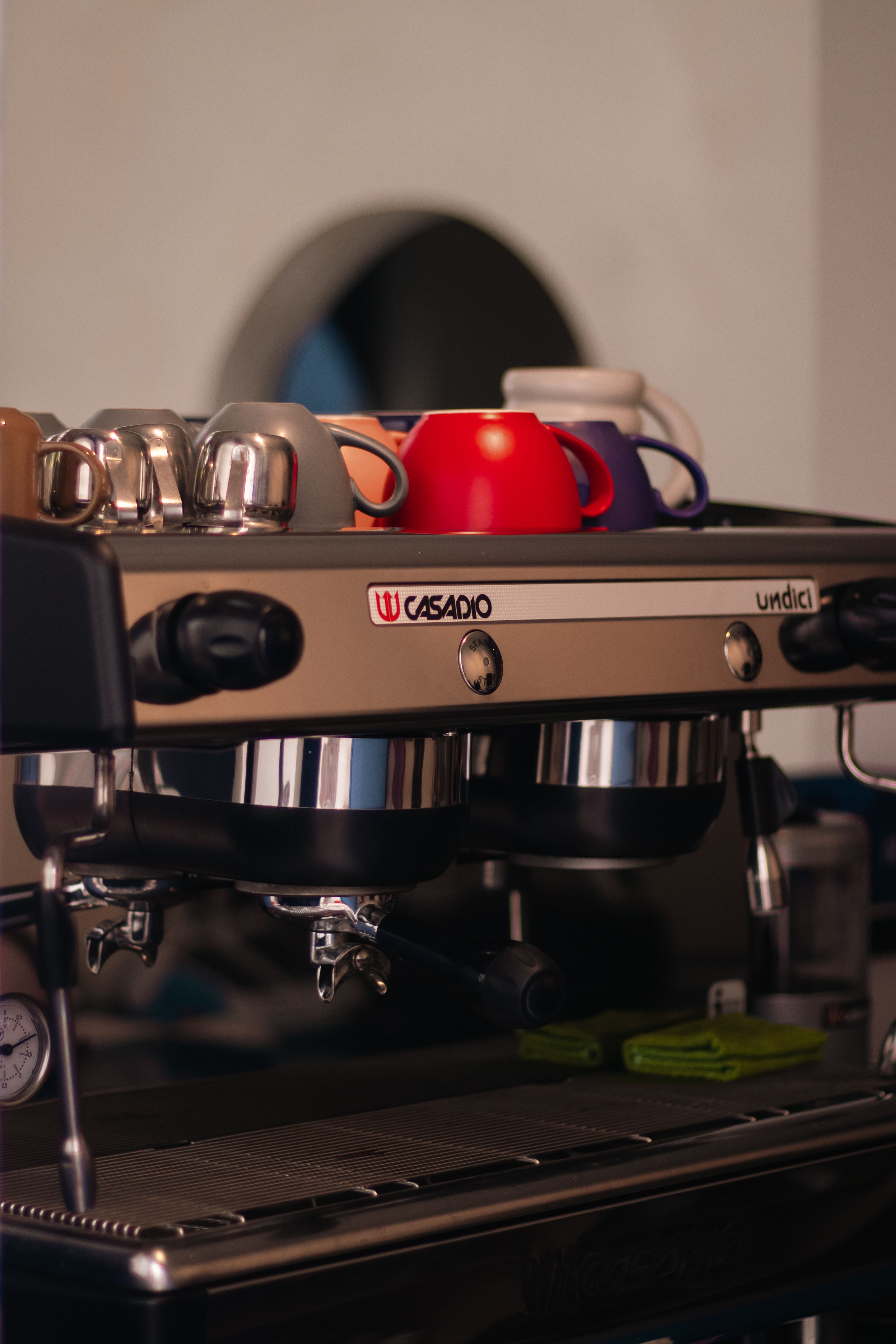 De'Longhi Dedica espresso machine slim body detail
