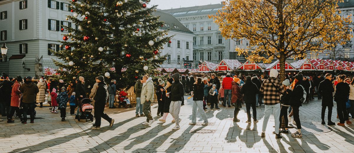 Un mercado navideño en una plaza europea