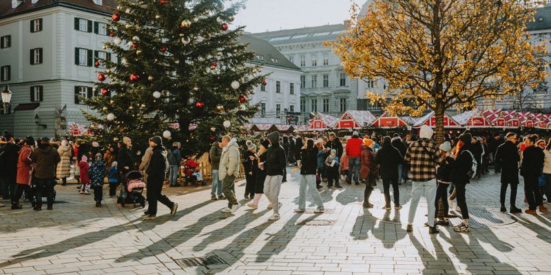 Un mercado navideño en una plaza europea
