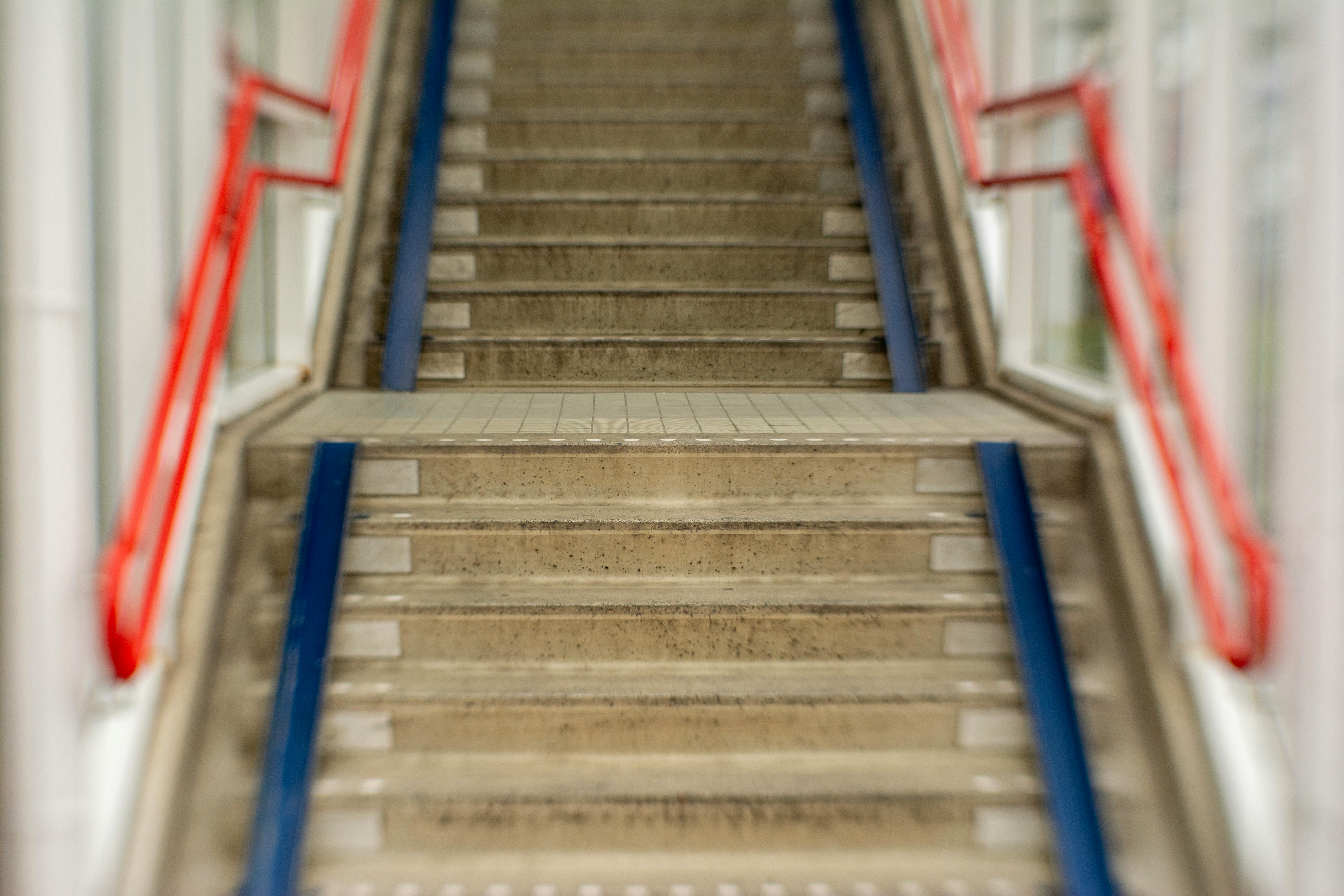 Scări de beton urcând în sus