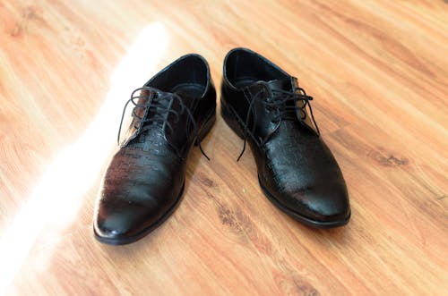 フローリングの黒い革の靴