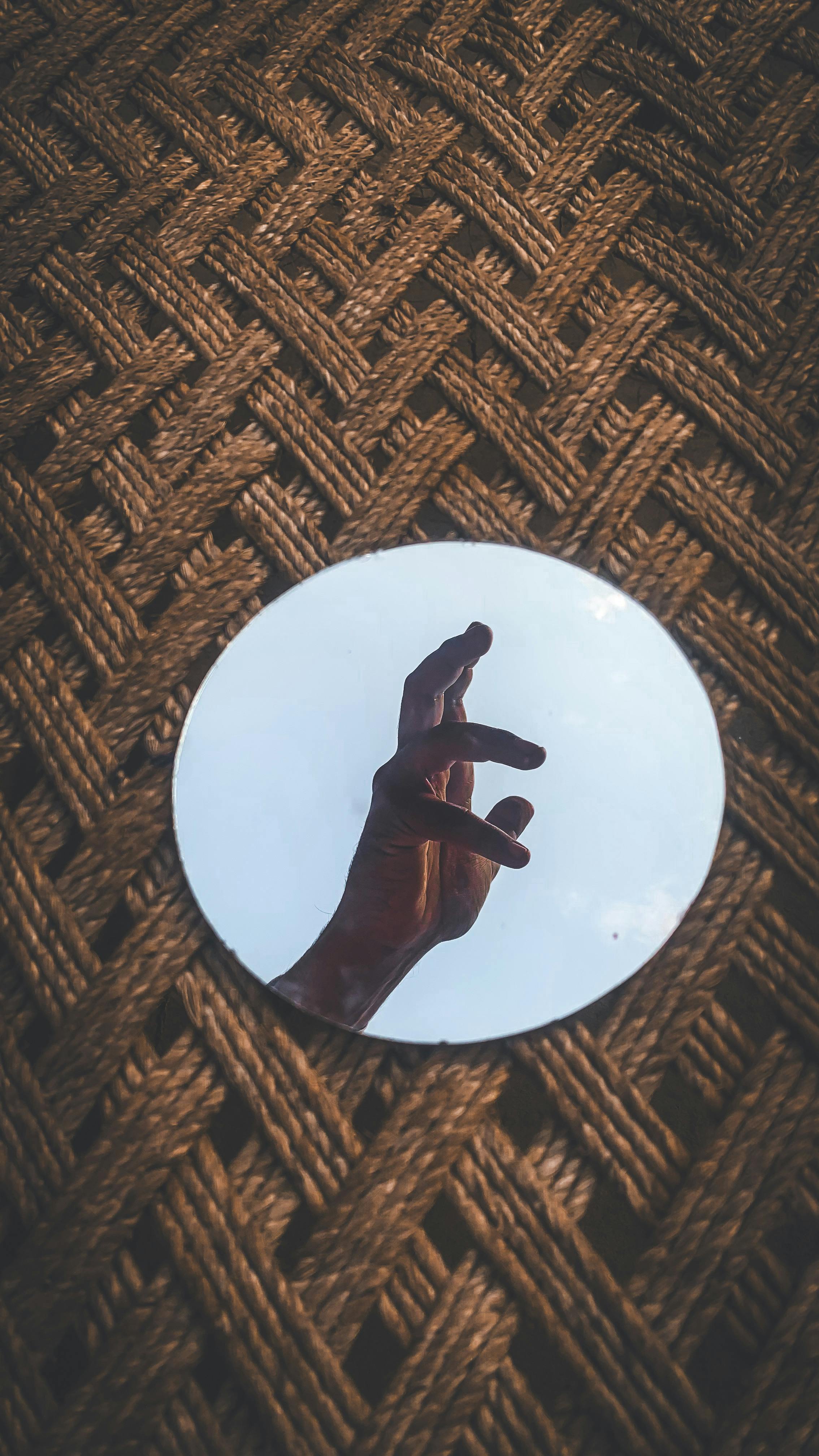 Kostenlos Künstlerische Handreflexion Auf Spiegeloberfläche Stock-Foto