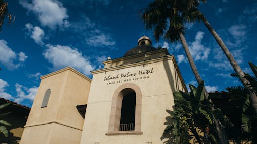 Edificio De Hormigón Blanco