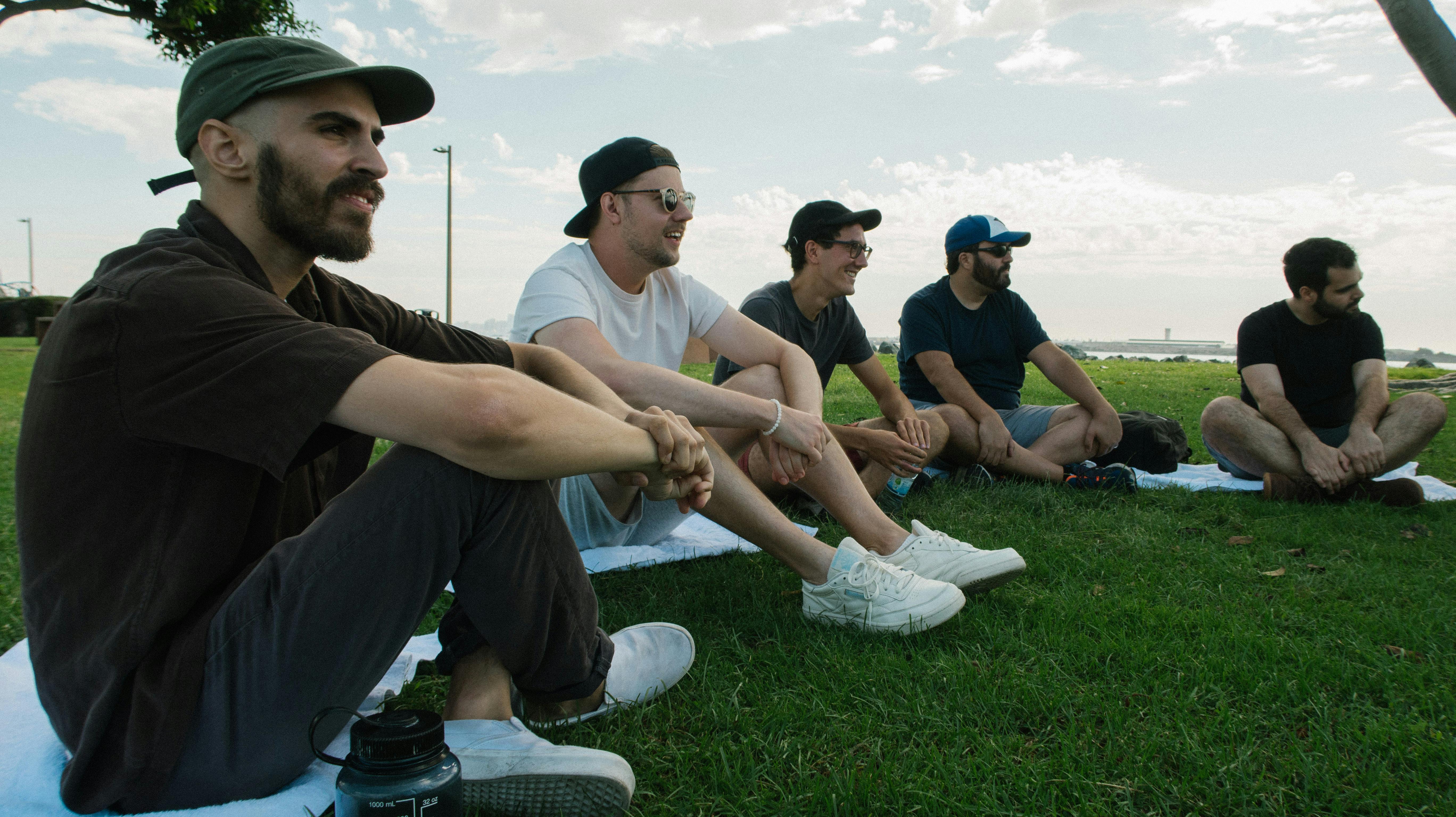 一群朋友在户外草地上坐着享受休闲时光