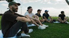 一群朋友在户外草地上坐着享受休闲时光