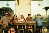 日落时分，一群朋友在户外咖啡馆悠闲地喝着饮料