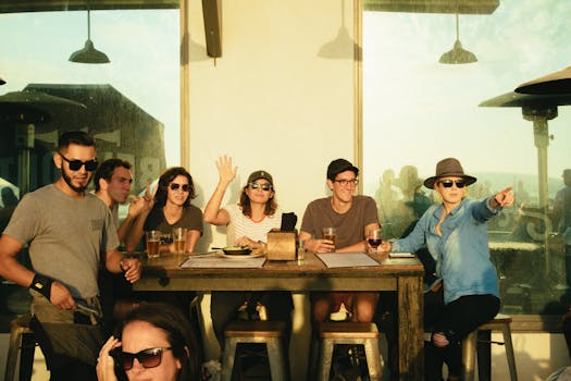 日落时分，一群朋友在户外咖啡馆悠闲地喝着饮料