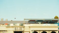 一家现代化的屋顶咖啡馆，在明亮的天空映衬下，展现出当代设计风格