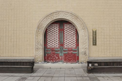 Free Decorative red and white wooden door in a traditional Chinese architectural style building. Stock Photo