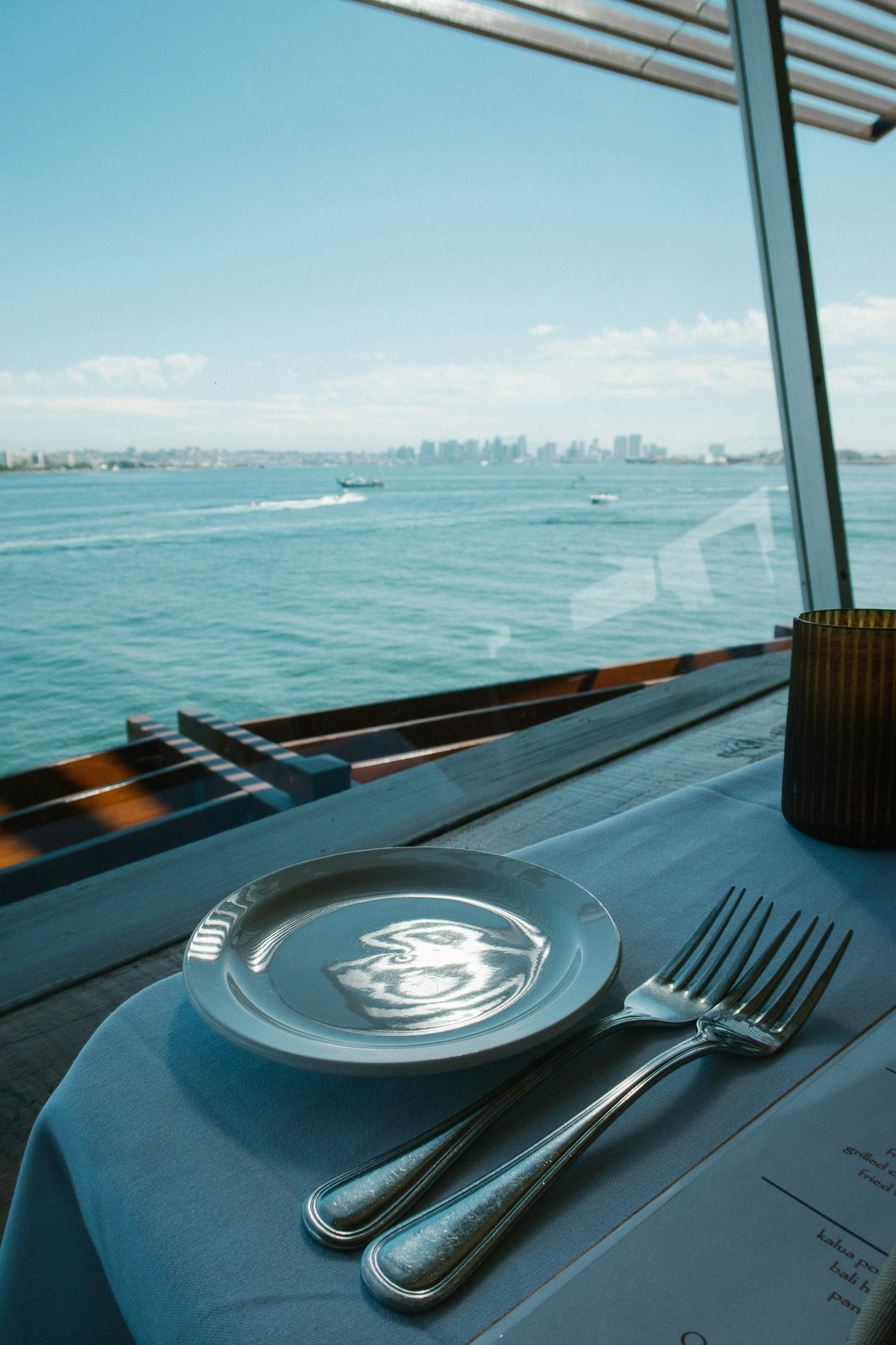 精致的餐饮设施俯瞰着宁静的海景，非常适合在海边享用美食