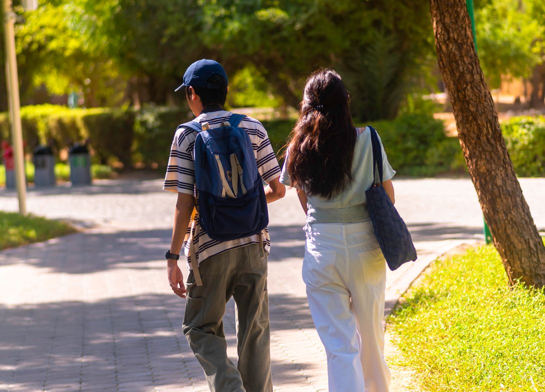 Online dating: starting a conversation on a niche platform