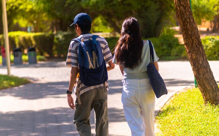 Online dating: starting a conversation on a niche platform