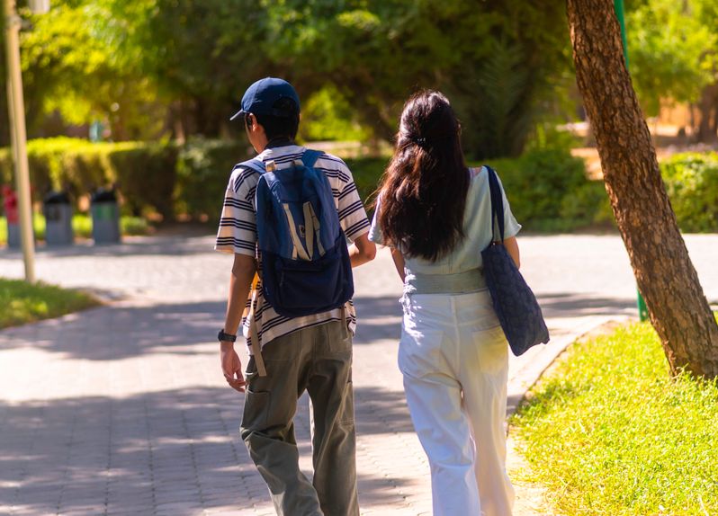 Online dating: starting a conversation on a niche platform