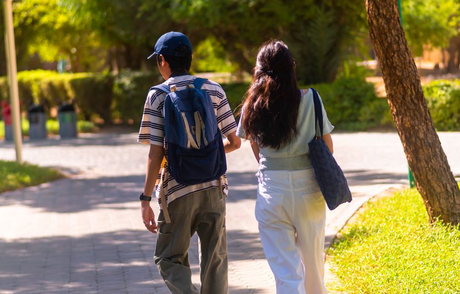 Online dating: starting a conversation on a niche platform