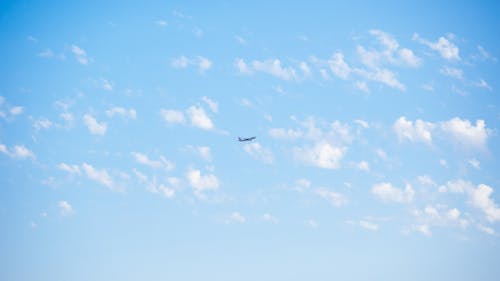 Foto Van Vliegtuig Vliegt Door De Lucht