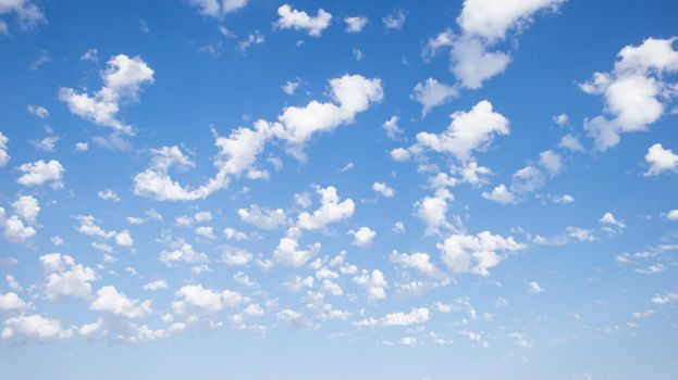 宁静的天空景观以散布的积云和明亮的蓝天为特色