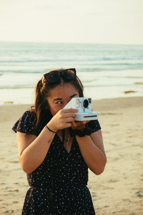 Beyaz Kamera Tutan Kadın Fotoğrafı