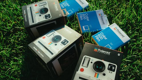 Tiga Kotak Kamera Polaroid